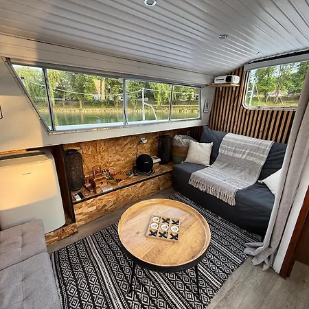 Úszó hotel Bateau Sur La Marne Le Viking *